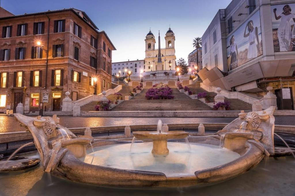 Little Gem In Trevi Fountain * Rom
